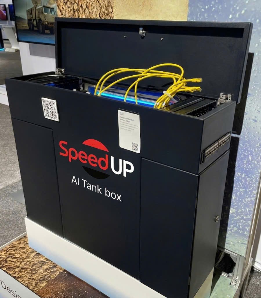 SpeedUP AI Tank box mở nắp, server ngâm trong dung dịch